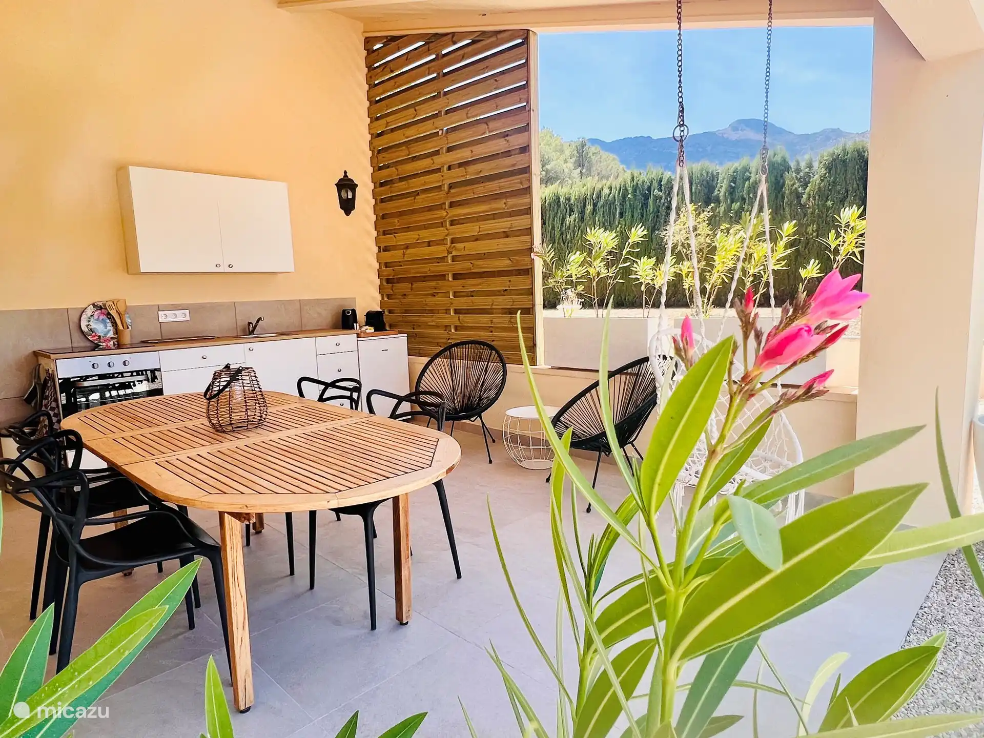 Foto de resumen: terraza privada con cocina al aire libre.