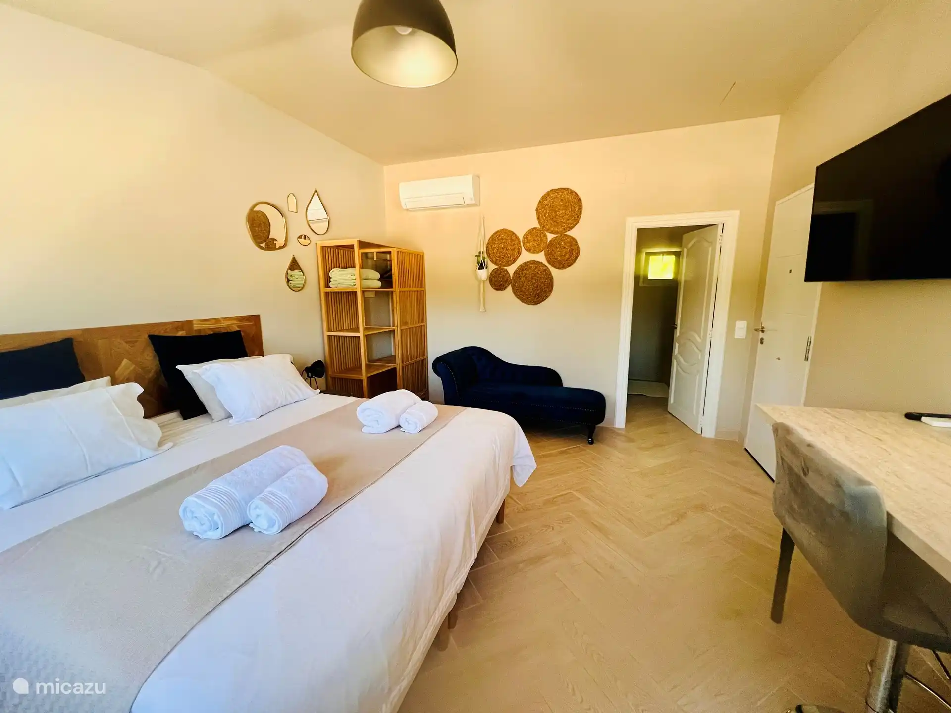 Foto de resumen: dormitorio con puerta al baño y puerta de entrada a terraza privada.