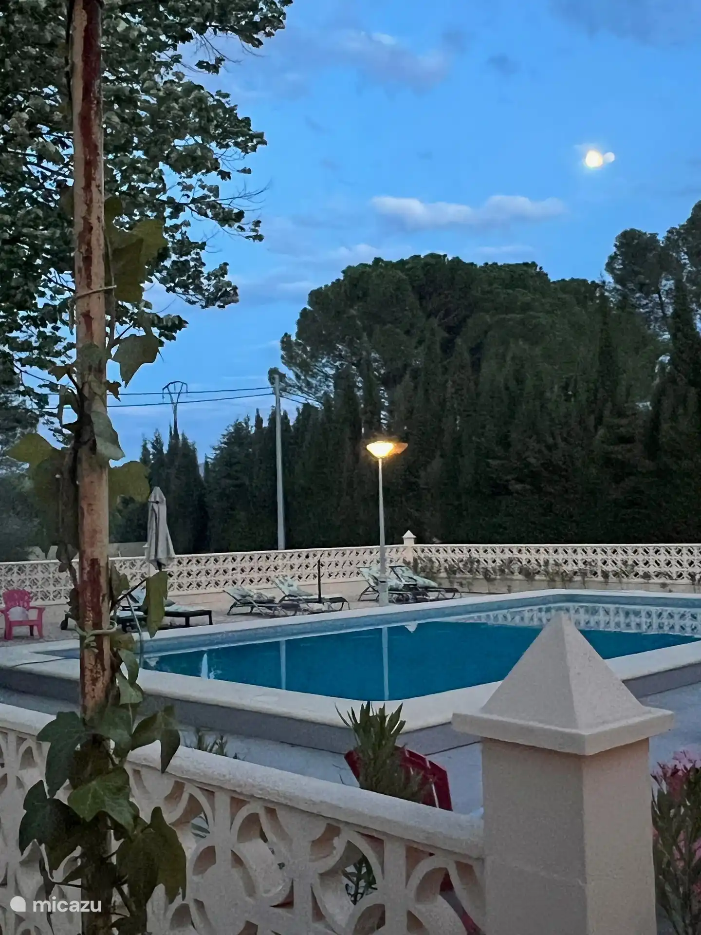 Piscina al atardecer.