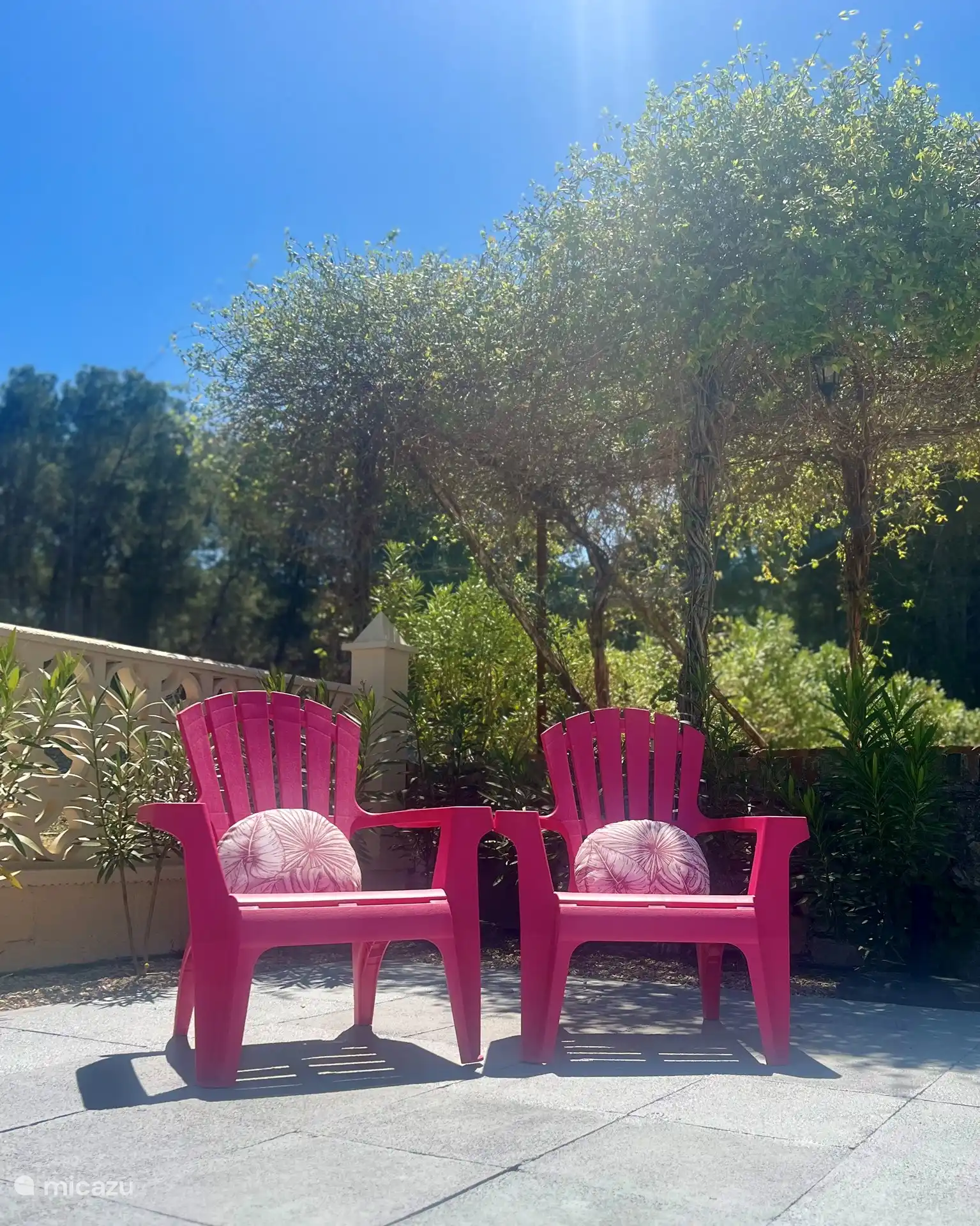 Además de un montón de tumbonas, también hay algunas sillas bonitas junto a nuestra piscina.