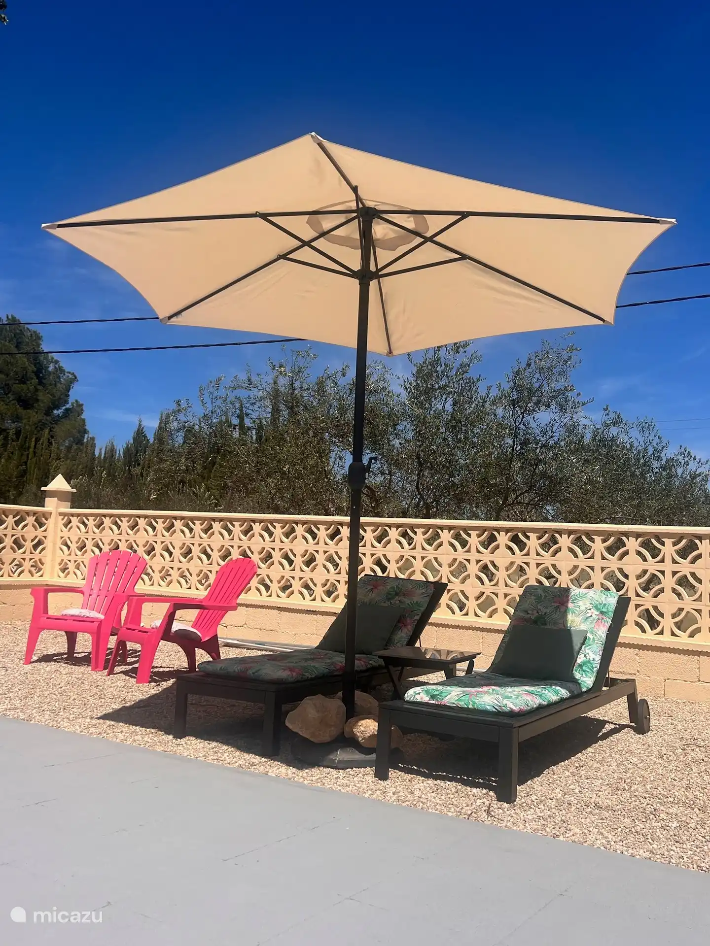 En nuestra gran piscina (13x7m) hay un montón de tumbonas, sillas y sombrillas para todos nuestros huéspedes. Manchar a la sombra o al sol. Todo es posible.