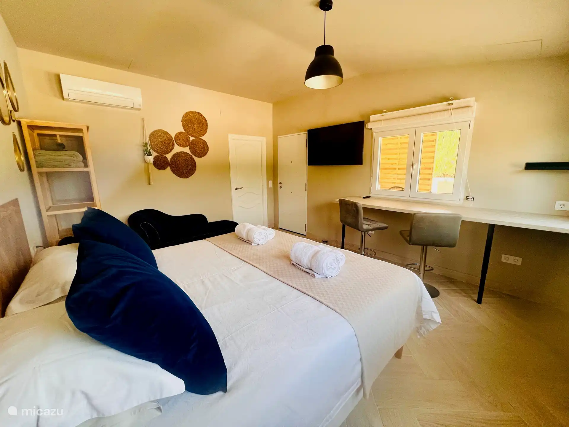 Su precioso y luminoso dormitorio con 3 ventanas dobles (con mosquiteras y persianas). Una cama king-size (1,80 x 2,00 m), escritorio alto con taburetes, chaise longue, smart TV con chromecast, aire acondicionado, armario (frío/calor) y baño en suite.