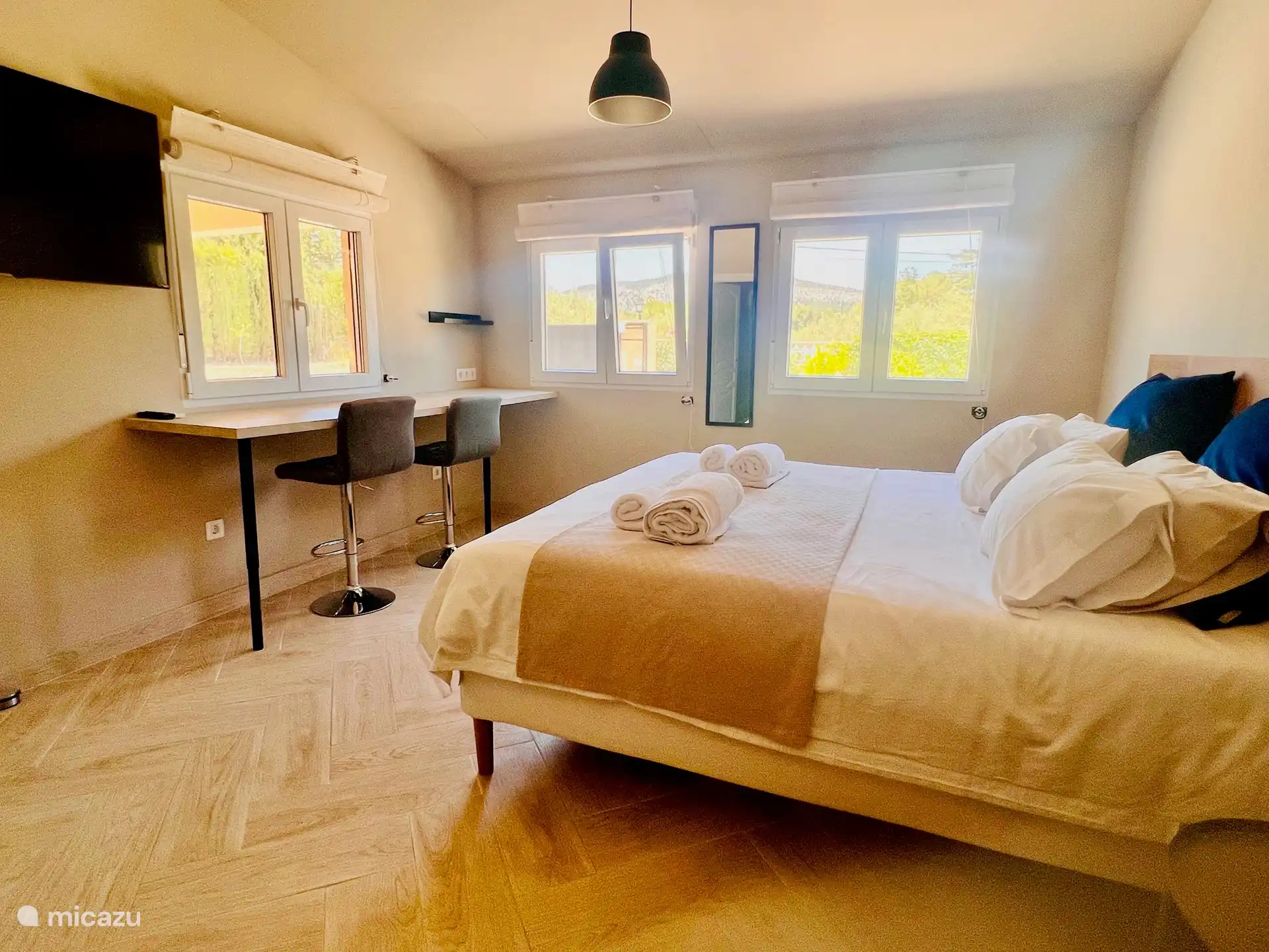 Foto general de la hermosa habitación luminosa con 3 ventanas dobles (con mosquiteras y persianas).