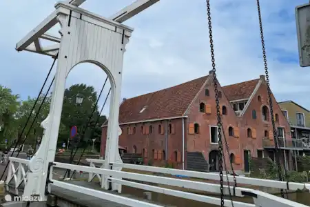 Quartier de Vliet avec anciens entrepôts et pont-levis