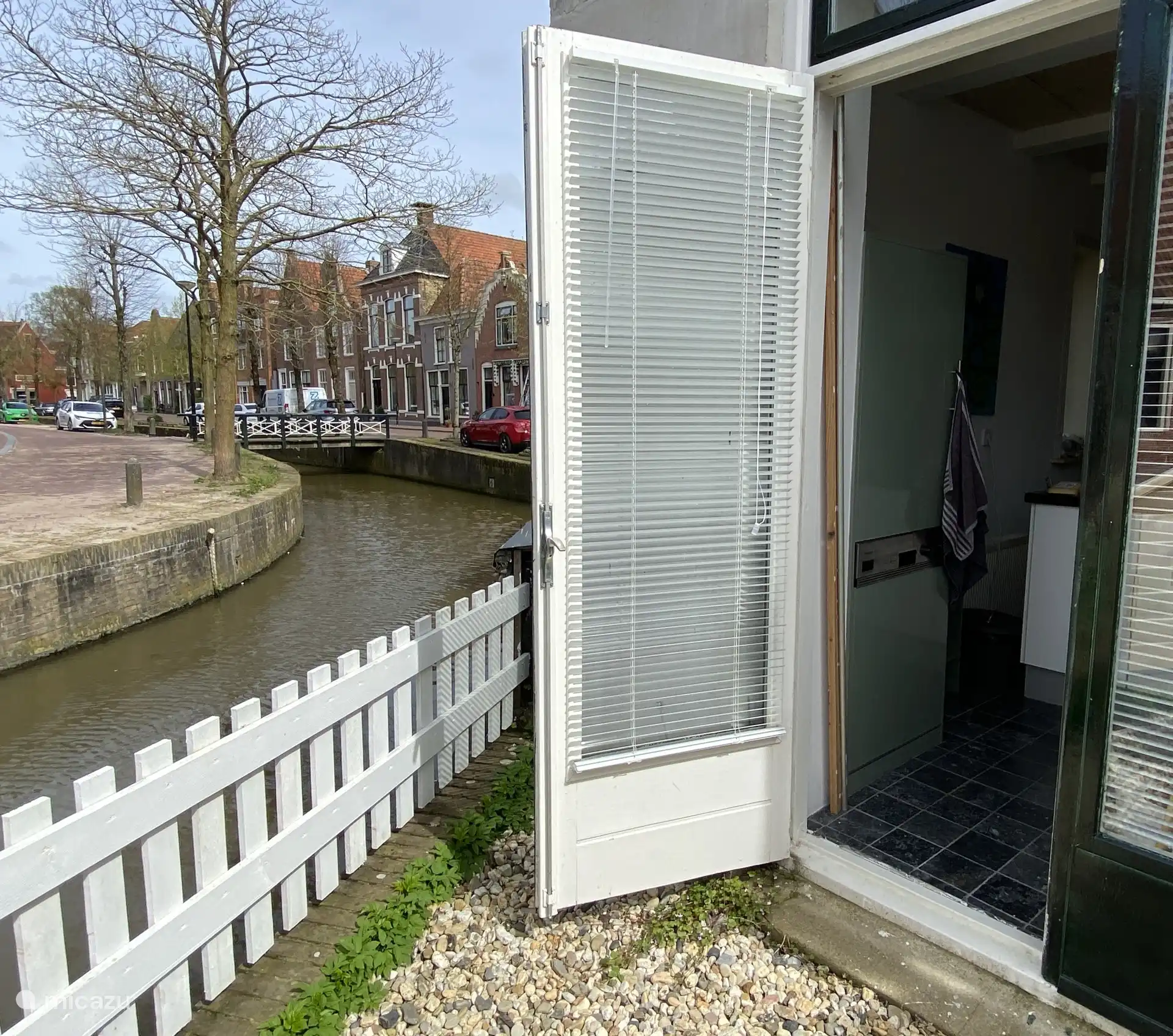 terras aan de gracht met openslaande deuren naar keuken