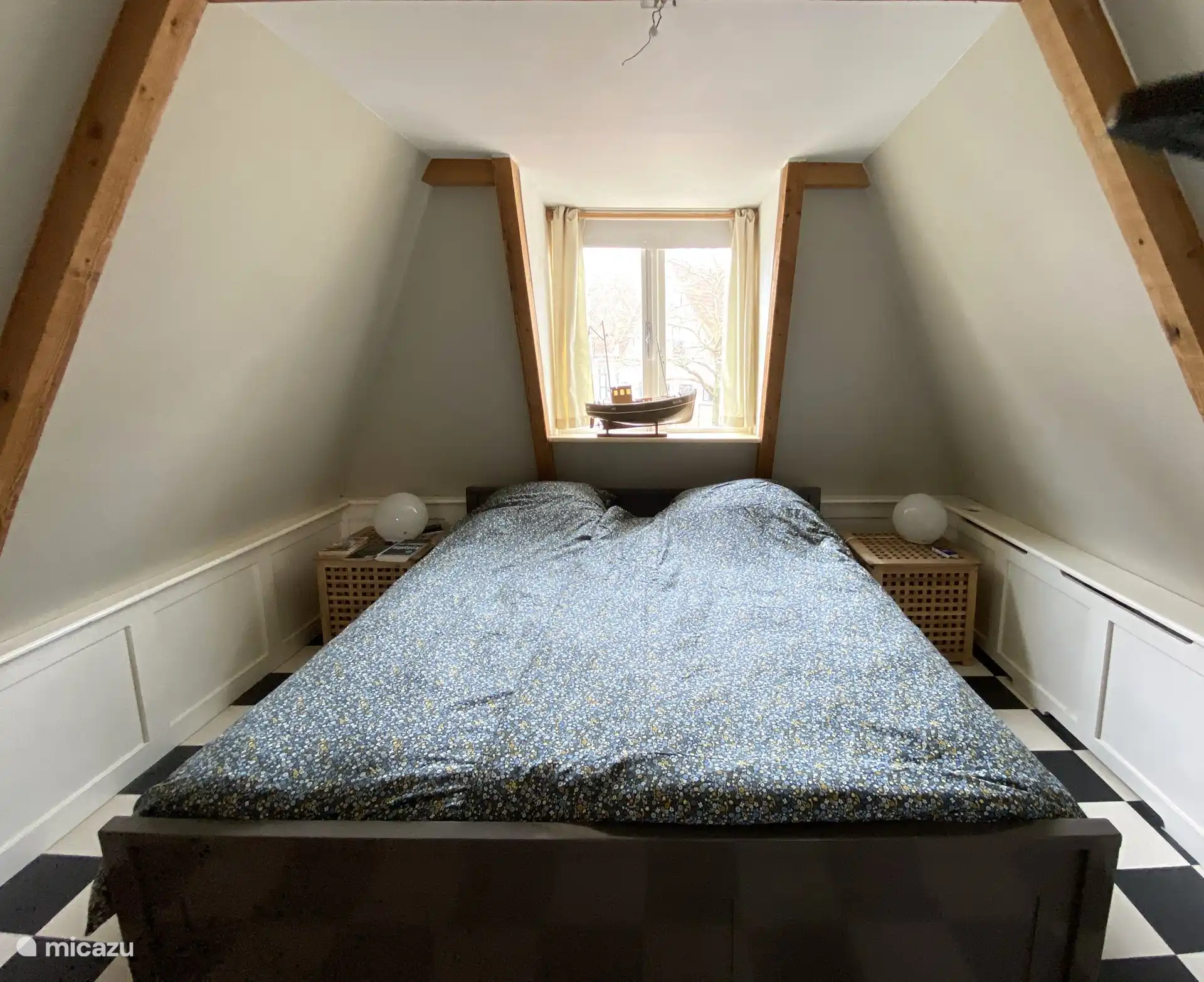 La grande chambre à l’arrière de la maison avec un lit double avec 2 matelas séparés et couettes 200x90cm 
