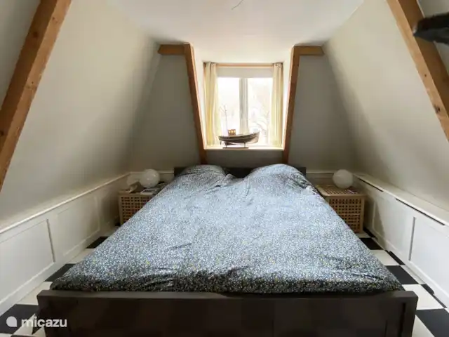 stadswoning huren in Nederland, Friesland, Franeker – Franeker Hûske De grote slaapkamer aan de achterzijde van het huis met een tweepersoonsbed met 2 aparte matrassen en dekbedden 200x90cm