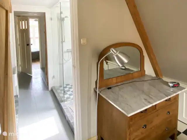 stadswoning huren in Nederland, Friesland, Franeker – Franeker Hûske de andere kant van de grote slaapkamer waar het tweepersoonsbed staat.