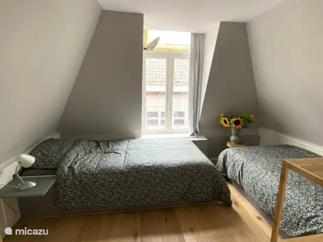 stadswoning huren in Nederland, Friesland, Franeker – Franeker Hûske De kleine slaapkamer aan de voorzijde van het huis met 2 aparte bedden van elk 200x90cm.