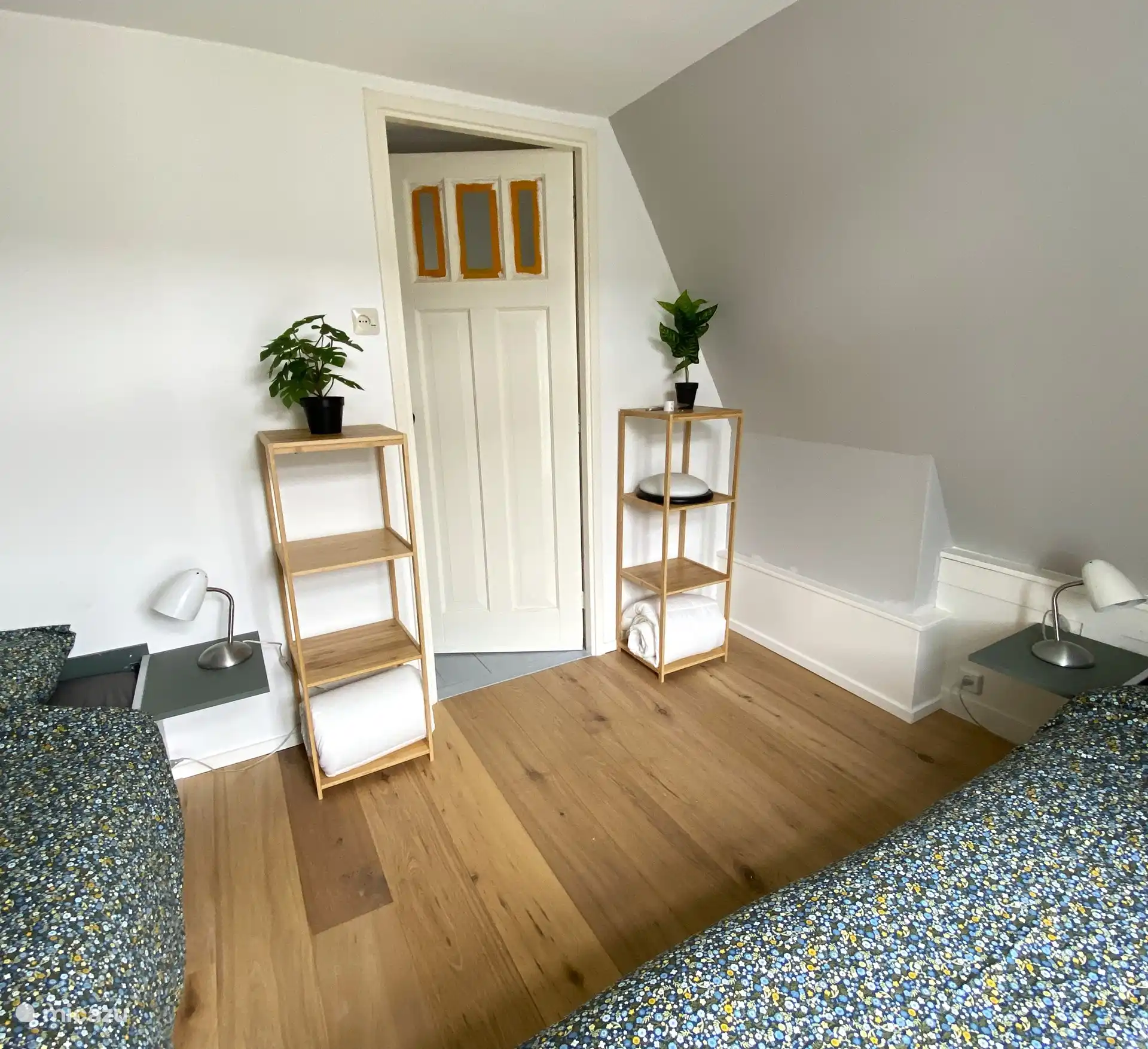 de l’autre côté de la petite chambre avec 
2 lits jumeaux.