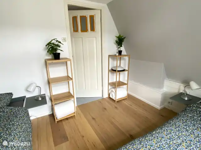 stadswoning huren in Nederland, Friesland, Franeker – Franeker Hûske de andere kant van de kleine slaapkamer met 
2 aparte bedden.