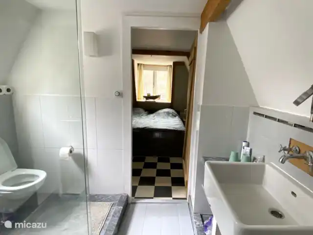 stadswoning huren in Nederland, Friesland, Franeker – Franeker Hûske De badkamer met douche met glazen wand en toilet. Deze ligt tussen de 2 slaapkamers en overloop in.