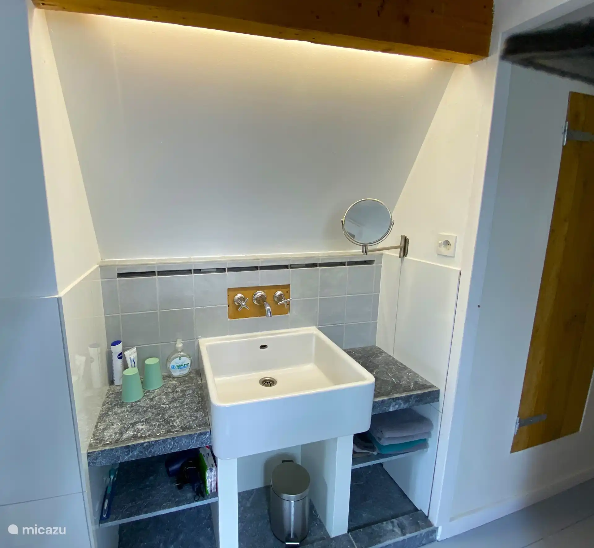 la salle de bain avec lavabo, miroir et sèche-cheveux