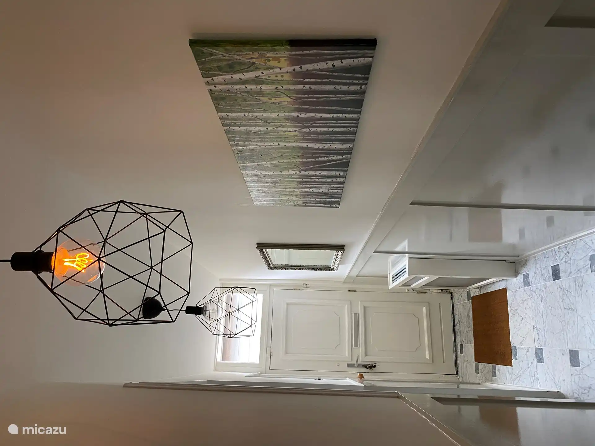 Il s’agit du hall avec porte d’entrée avec accès au salon à l’avant par les portes battantes françaises. Le couloir est long et les vélos peuvent être garés à l’arrière