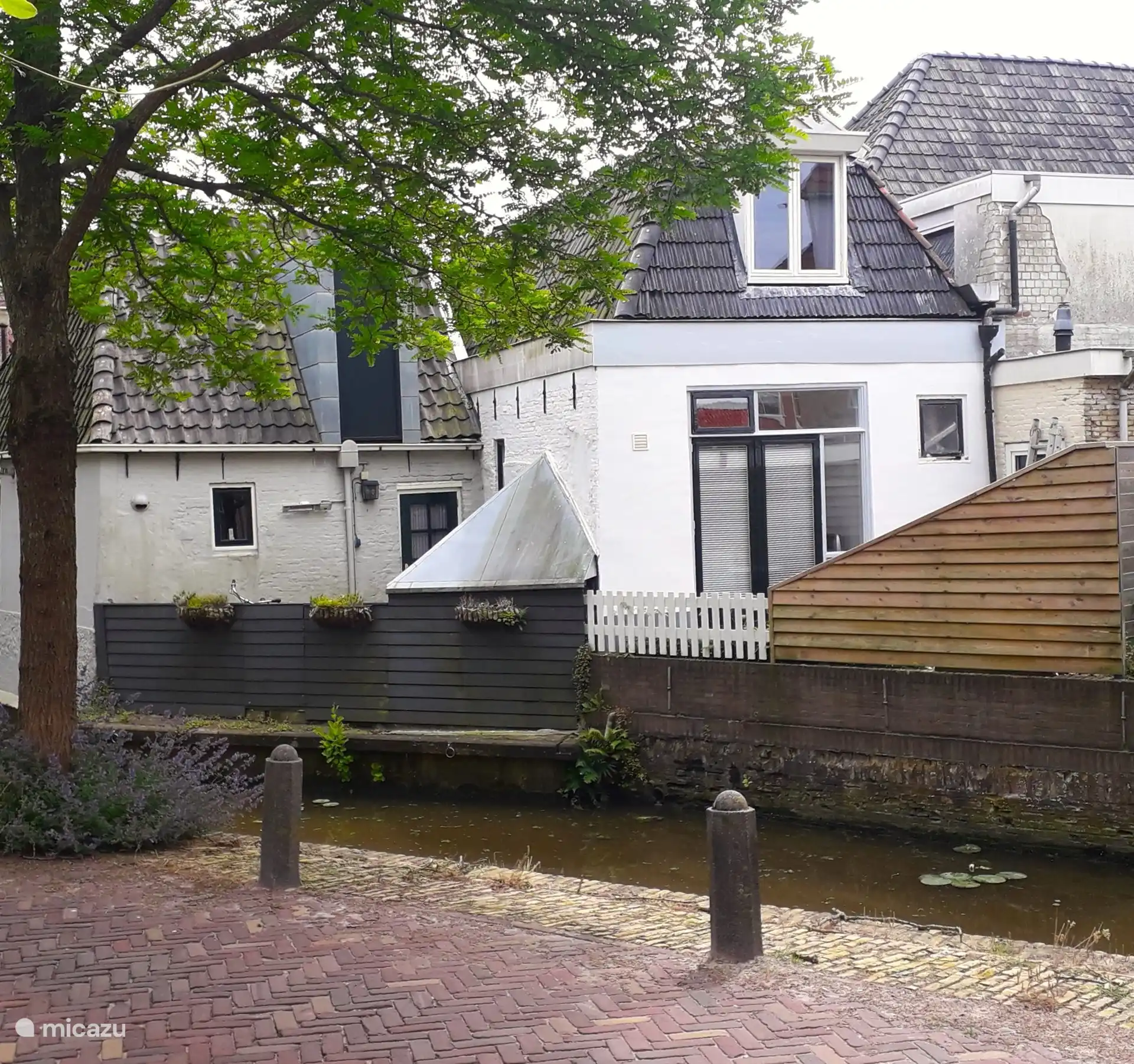 L’arrière avec la terrasse derrière la clôture et la clôture