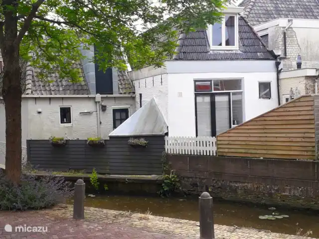 stadswoning huren in Nederland, Friesland, Franeker – Franeker Hûske De achterzijde met achter de schutting en het hekje het terras