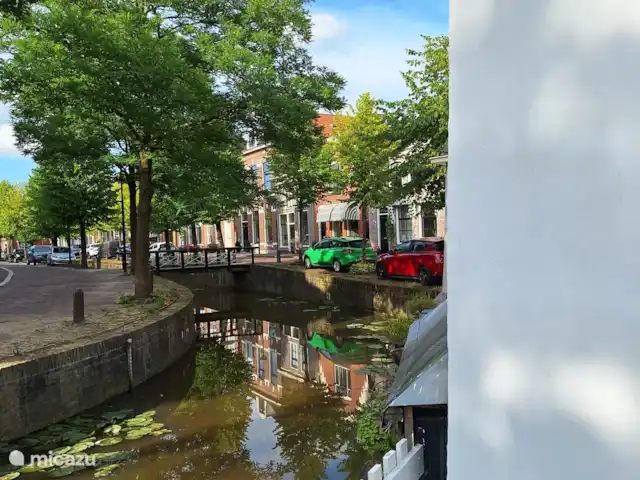 stadswoning huren in Nederland, Friesland, Franeker – Franeker Hûske vanaf het terras, uitzicht op de gracht