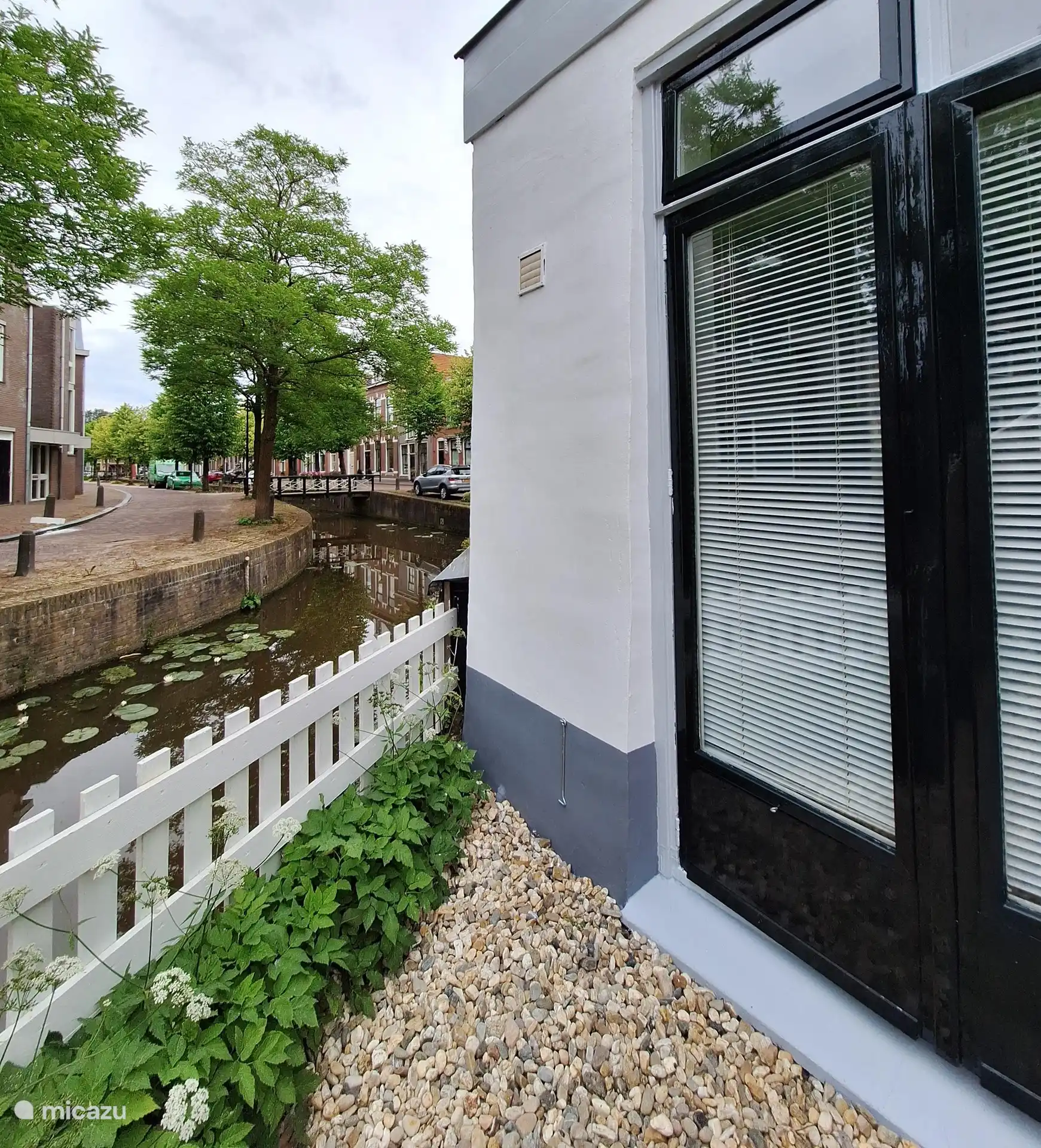 La terrasse avec vue sur le canal