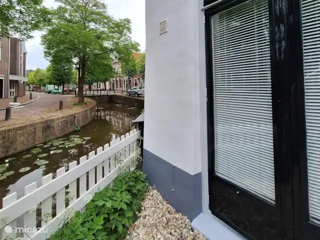 stadswoning huren in Nederland, Friesland, Franeker – Franeker Hûske het terras met uitzicht op de gracht