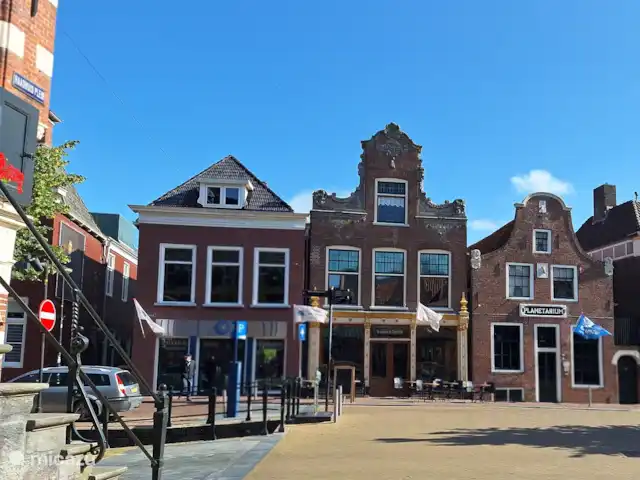 stadswoning huren in Nederland, Friesland, Franeker – Franeker Hûske Het plannetarium van Eise Eisinga, het museum is verdeeld over deze 3 herenhuizen.