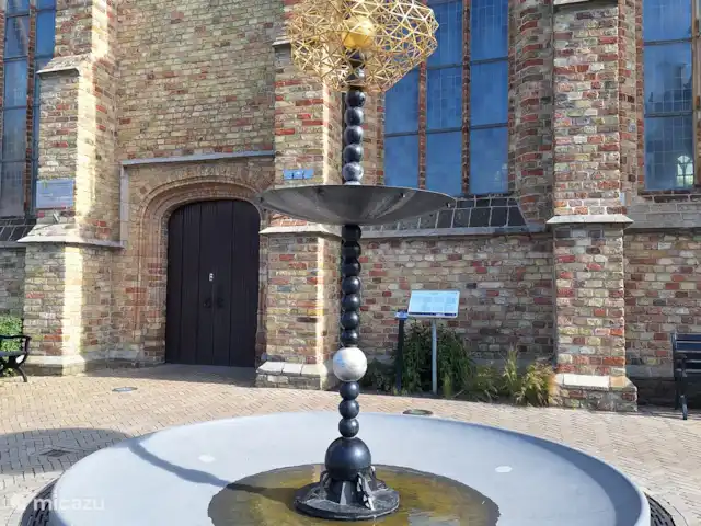 stadswoning huren in Nederland, Friesland, Franeker – Franeker Hûske De stadsfontein bij de kerk, elke stad die bij de Elfsteden hoort heeft een eigen fontein gekregen.