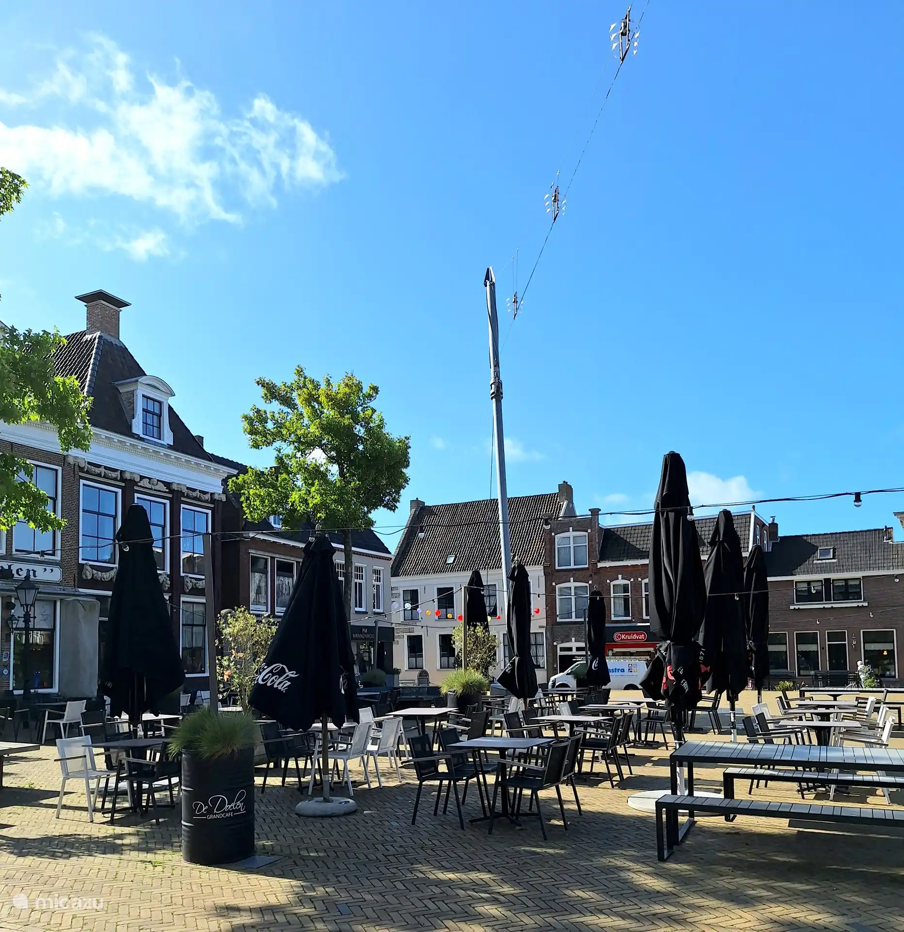 De Breedeplaats avec Grand café restaurant de Doelen avec grande terrasse
