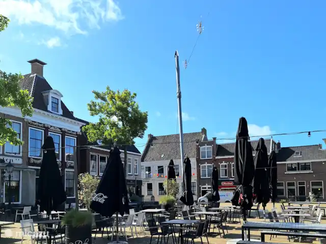 stadswoning huren in Nederland, Friesland, Franeker – Franeker Hûske De Breedeplaats met Grand caférestaurant de Doelen met groot terras