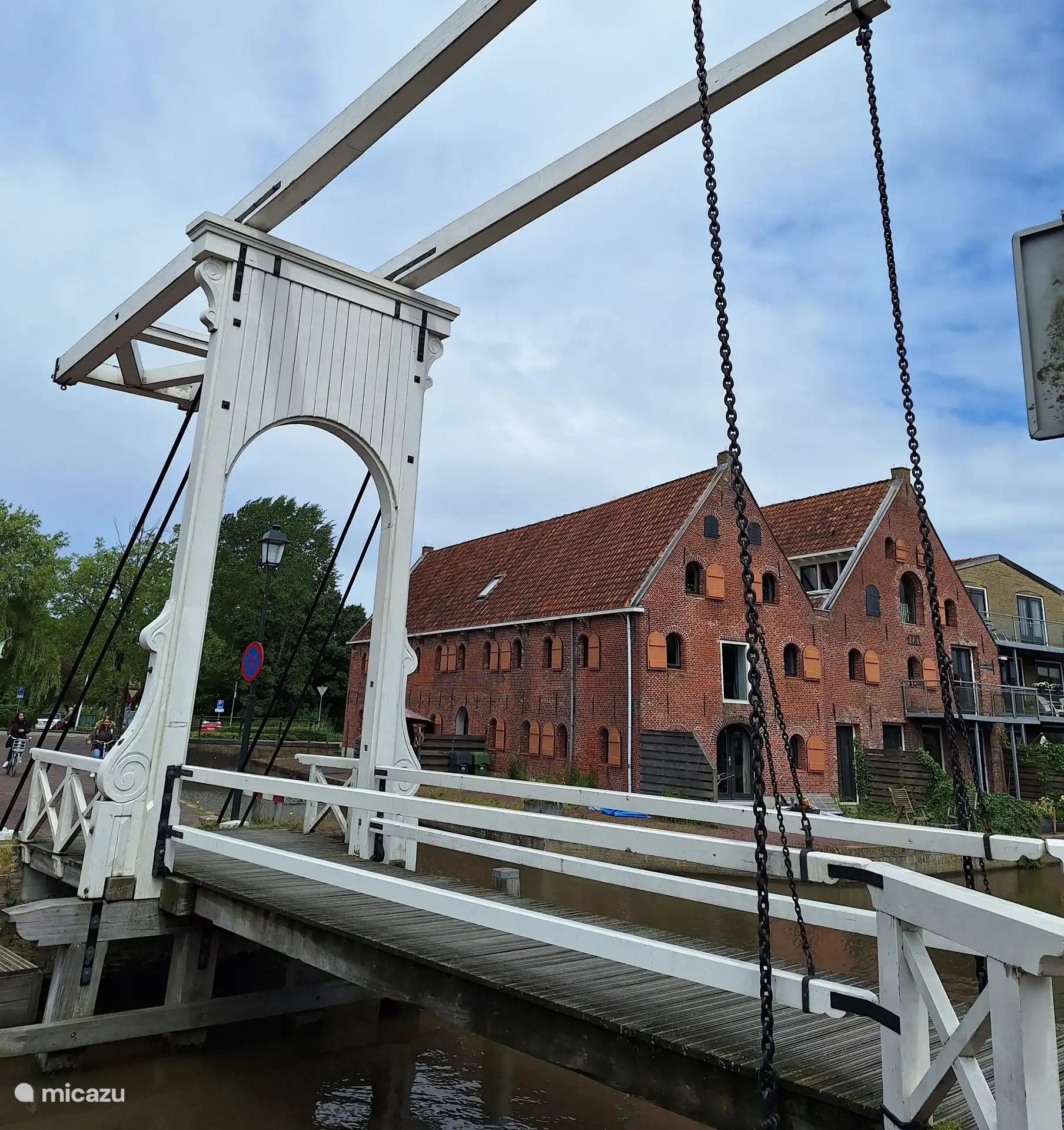 Hameau 'Vliet' avec d’anciens entrepôts et un pont-levis historique
