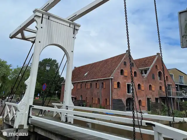 stadswoning huren in Nederland, Friesland, Franeker – Franeker Hûske Buurtschap 'Vliet' met oude pakhuizen en historisch ophaalbruggetje