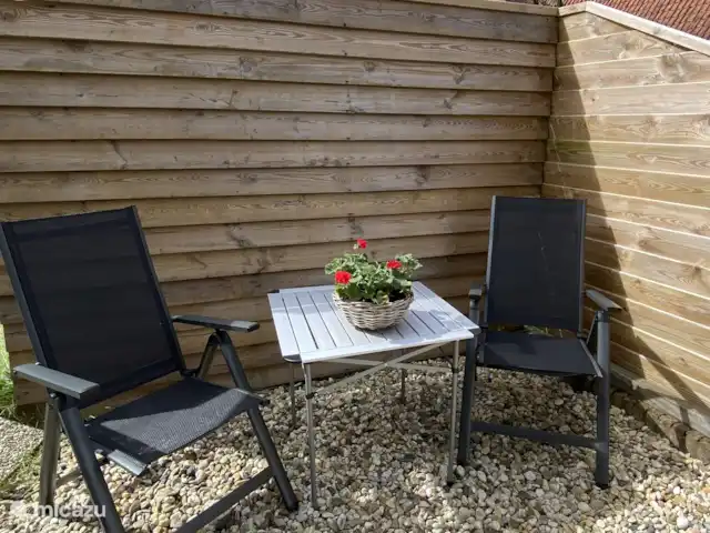 stadswoning huren in Nederland, Friesland, Franeker – Franeker Hûske terras met zithoek