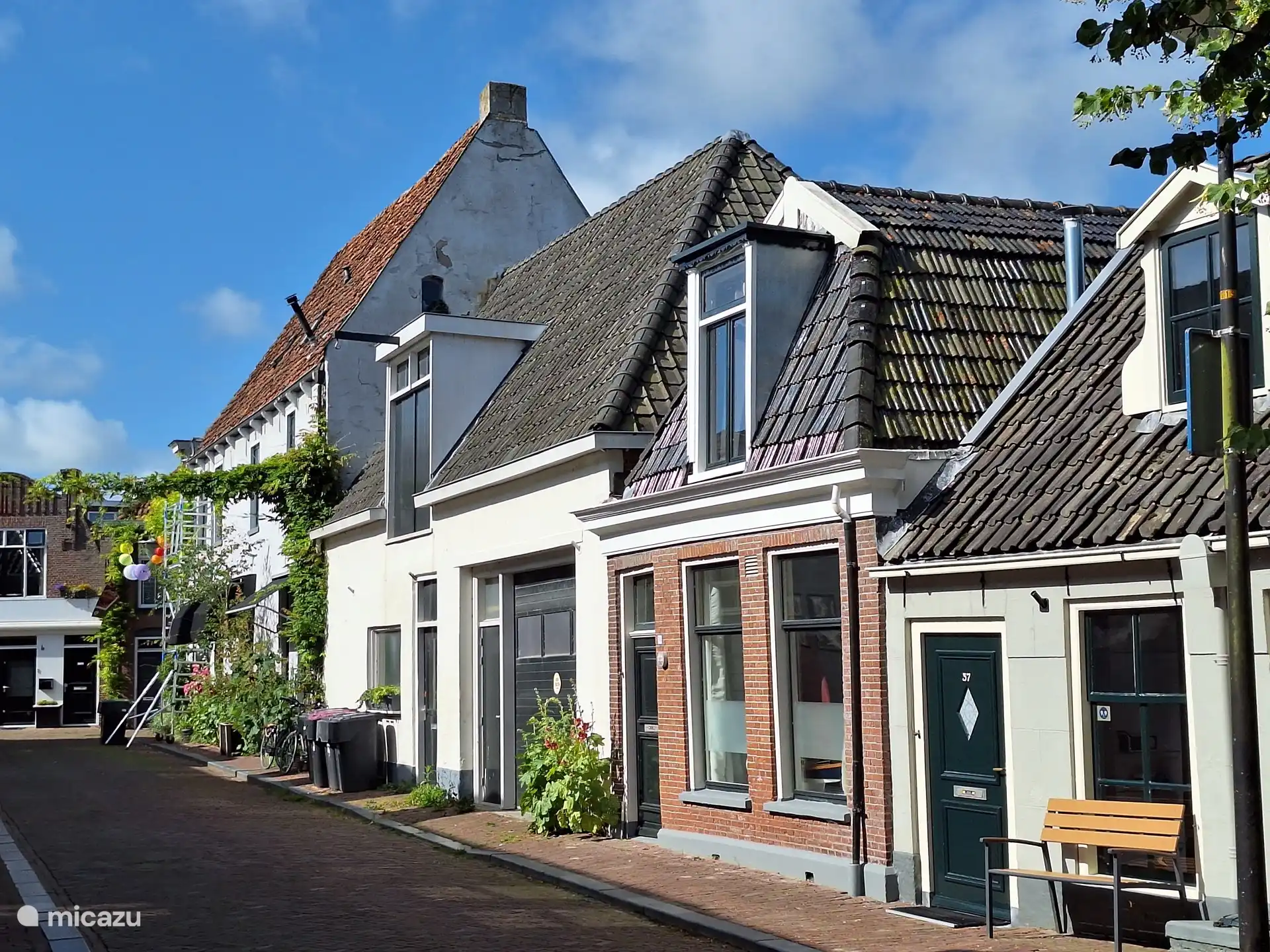 Godsacker, côté étrange, avec la Dijkstraat (rue commerçante) au coin de la rue