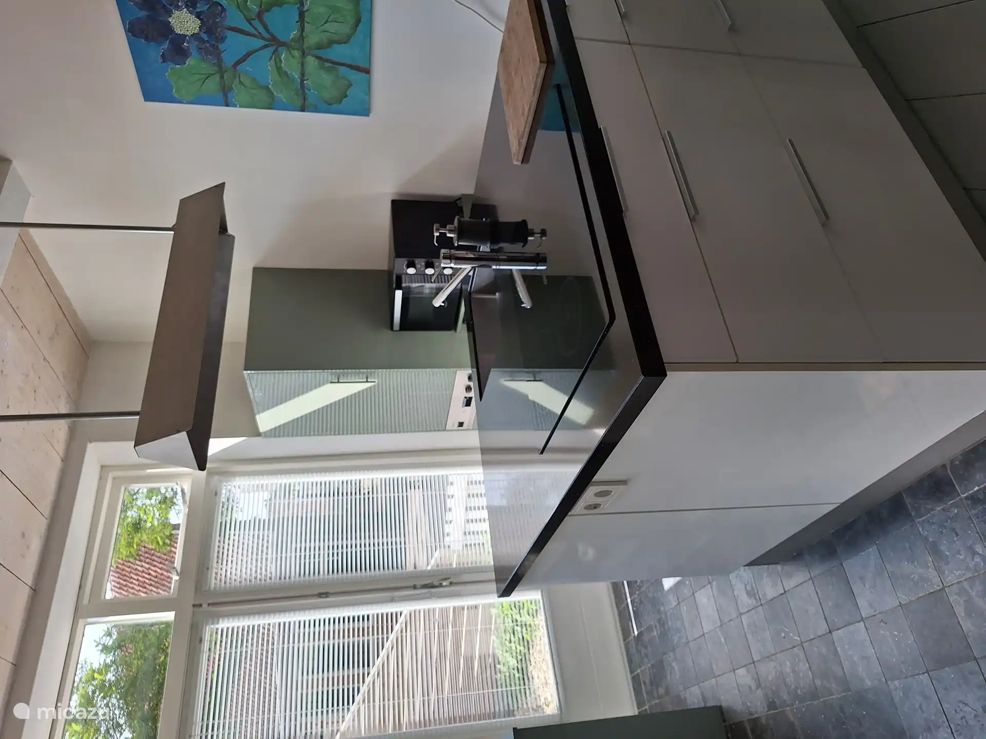 la cuisine avec portes-fenêtres donnant sur la terrasse