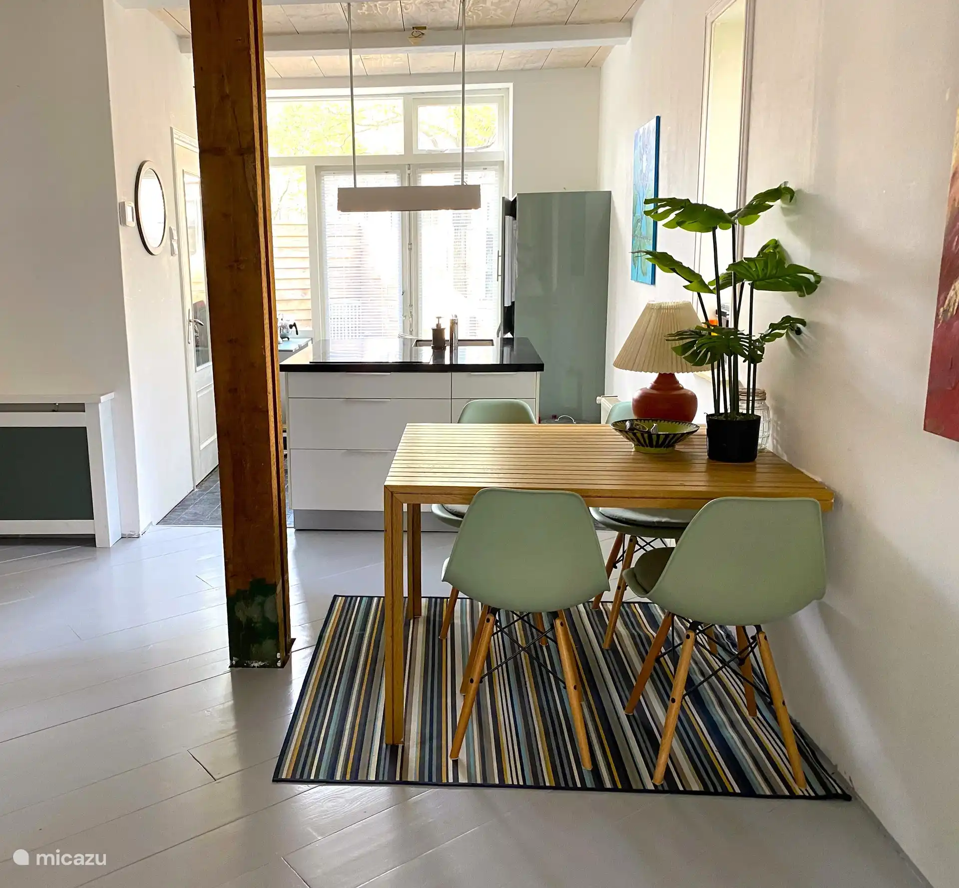 Il s’agit de la cuisine ouverte dans le prolongement du salon