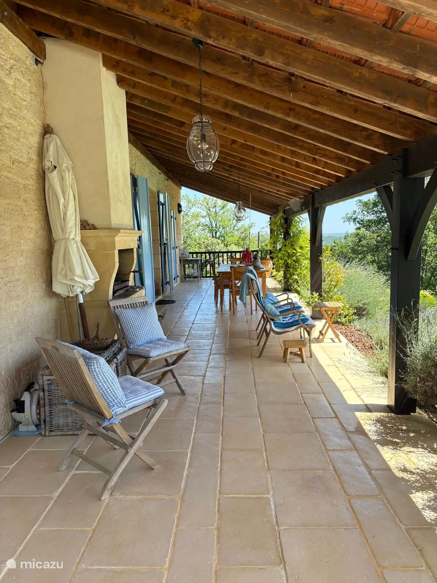The spacious covered terrace seen from the outside 