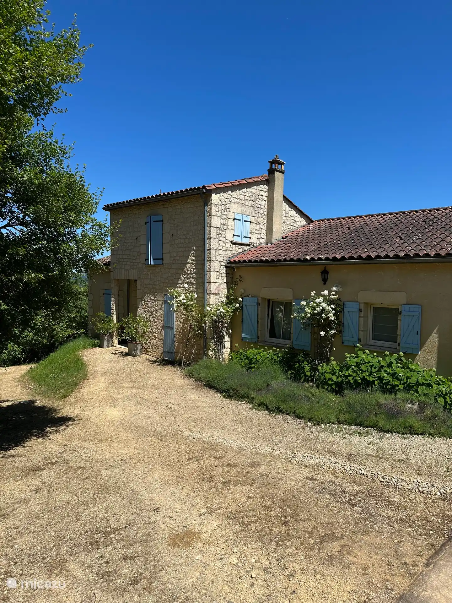 Vue de face de la maison 