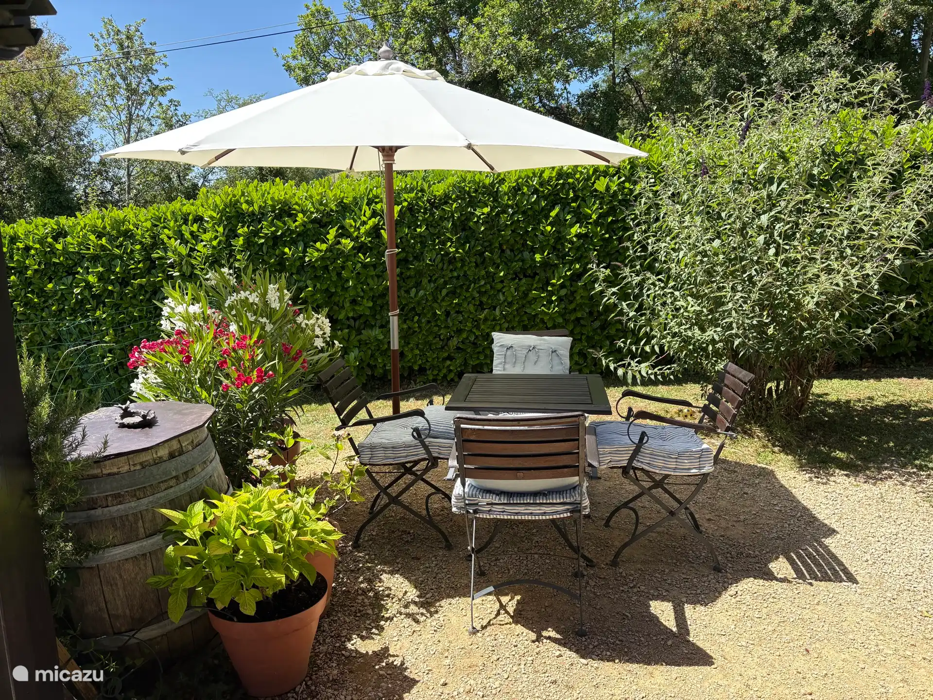 Small sunny terrace at the end of the covered terrace 