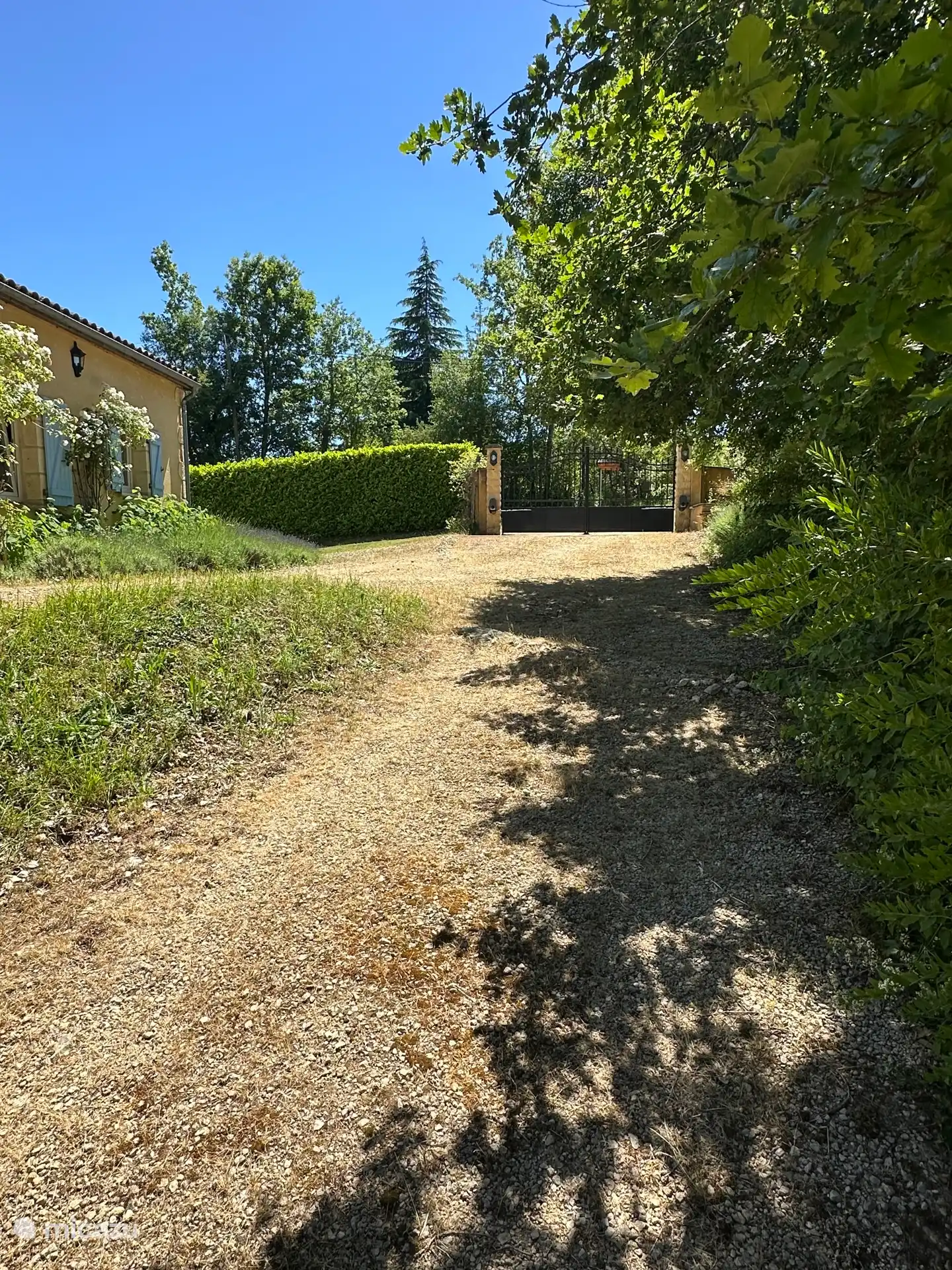Allée menant à la maison arrière