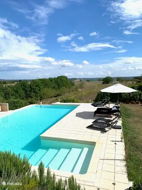 Piscine avec vue sur le vignoble