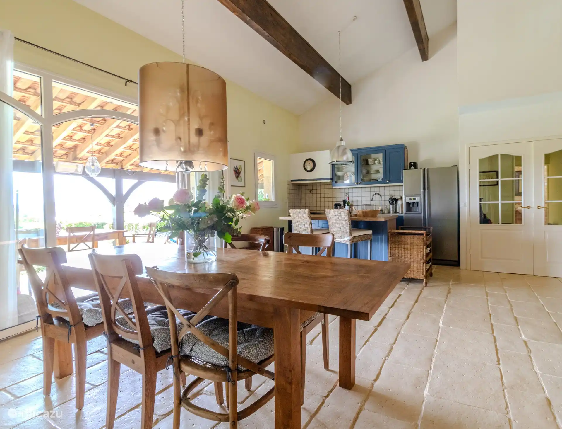 Vue depuis la table à manger sur la cuisine et la terrasse 