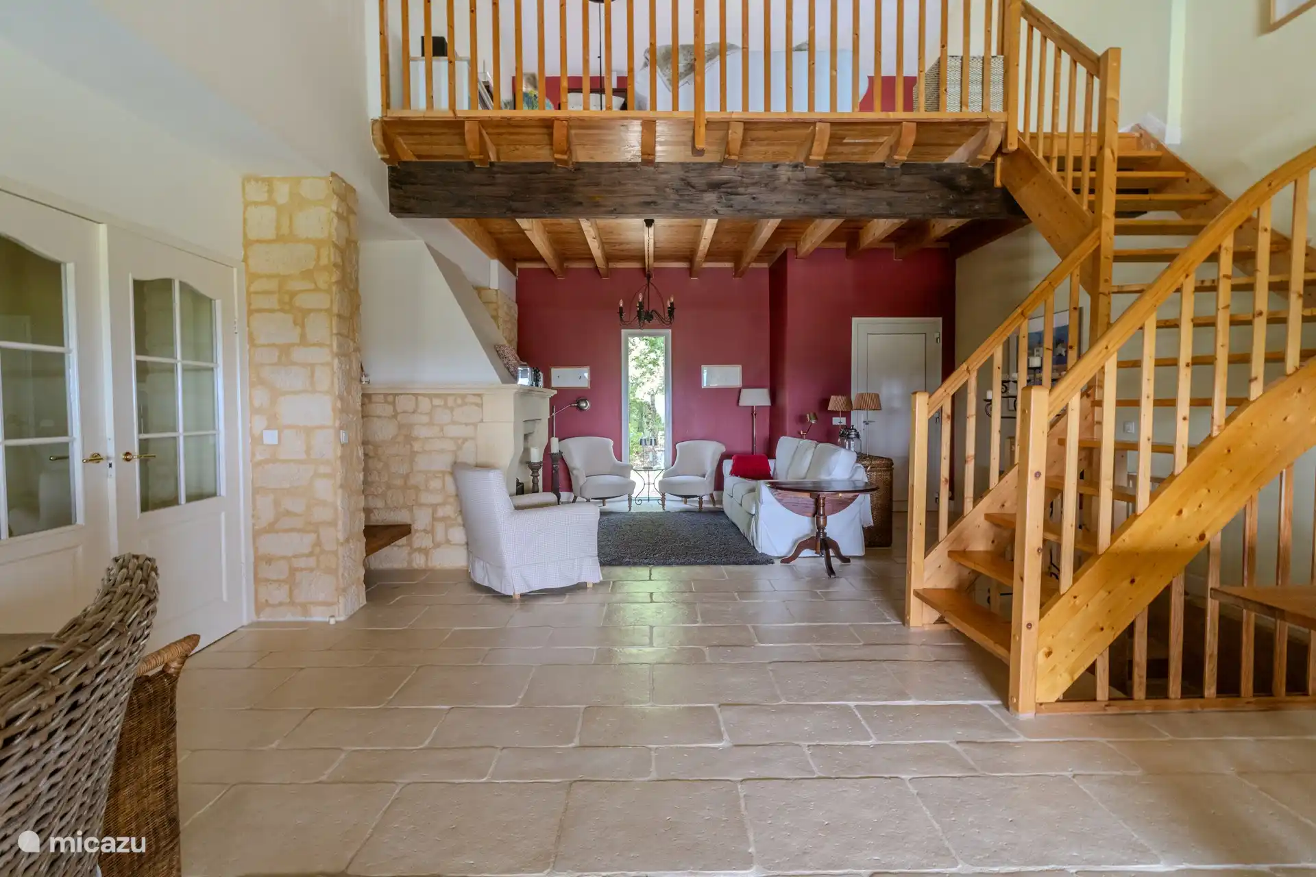 Vue de la terrasse sur le salon et le loft 