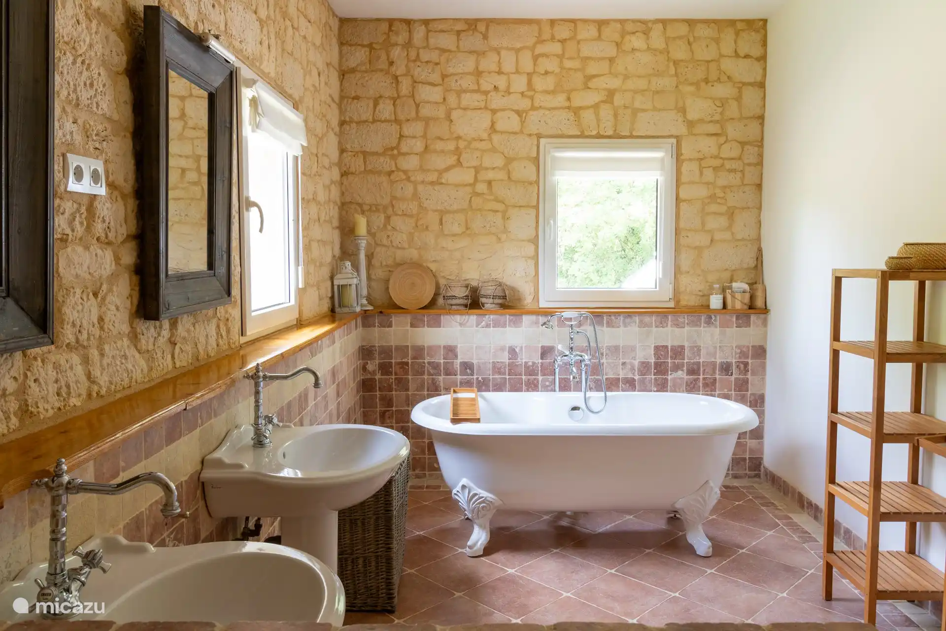 Grande salle de bain avec baignoire 