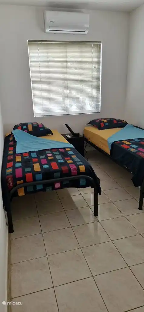 Dieses zweite Schlafzimmer ist mit zwei neuen 1-Personen-Betten ausgestattet, die Sie leicht zusammenstellen können. Dieses Zimmer ist mit einer neuen Klimaanlage ausgestattet.