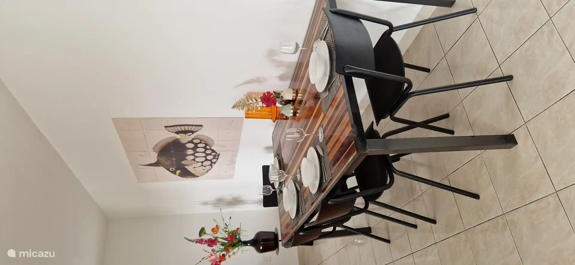 An diesem Tisch können Sie Ihr hausgemachtes Frühstück/Mittagessen/Abendessen genießen. 