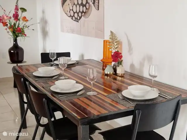 Bon Bista en Curazao, Bandabou (oeste), Barber - apartamento En esta mesa podrás disfrutar de tu desayuno/almuerzo/cena casero.