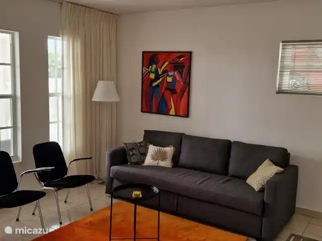 Bon Bista en Curazao, Bandabou (oeste), Barber - apartamento ¡La sala de estar! ¿Quieres relajarte y seguir una serie de Netflix en la smart TV? ¡También puedes hacerlo aquí!