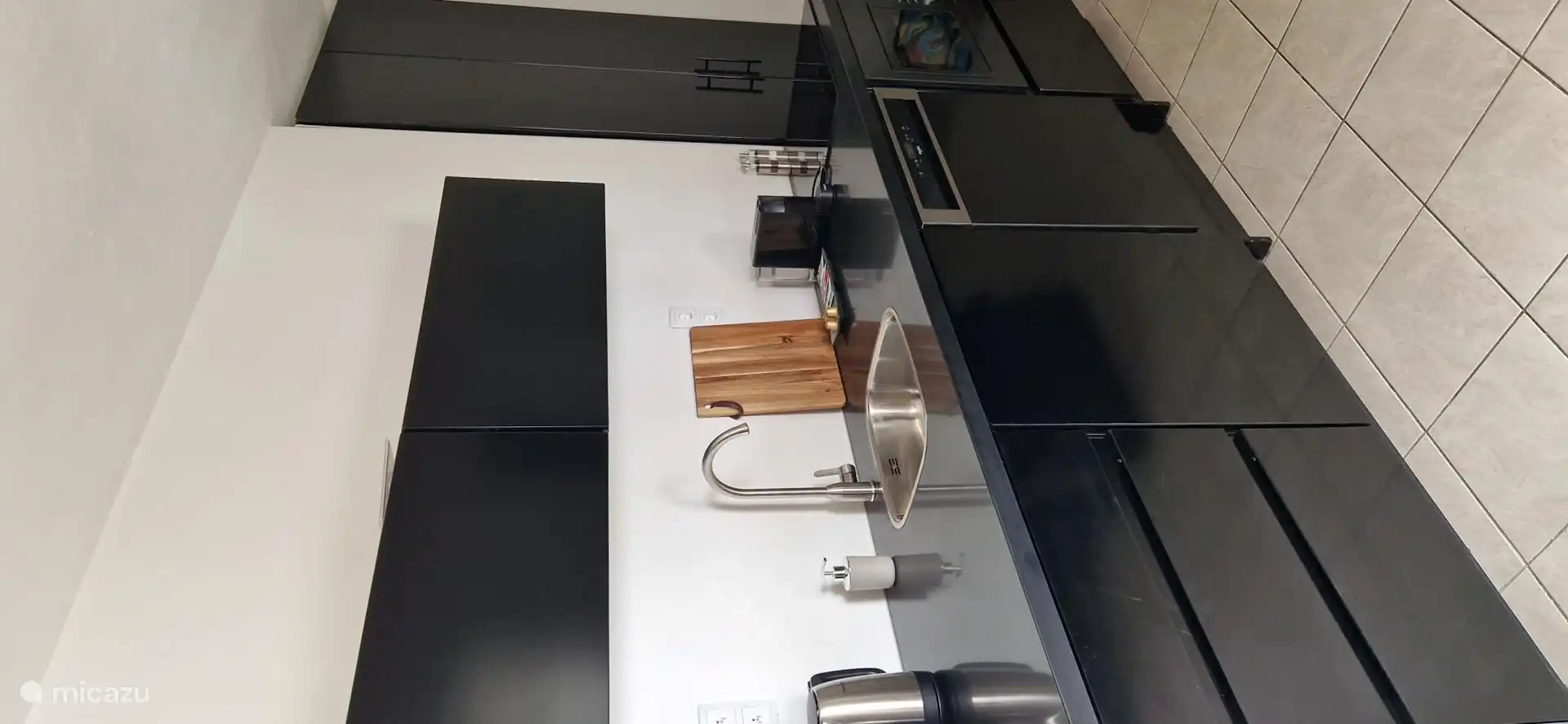 Die voll ausgestattete neue Küche ist komplett ausgestattet: Geschirrspüler, Kombi-Mikrowelle, Induktionskochfeld, Wasserkocher, Toaster, Nespresso-Kaffeemaschine, Kaffeemaschine (mehrere Tassen), komplettes (Glas-)Geschirr, Besteck usw.