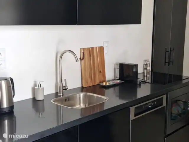 Bon Bista en Curazao, Bandabou (oeste), Barber - apartamento La cocina nueva está totalmente equipada: lavavajillas, microondas combi, placa de inducción, hervidor de agua, tostadora, cafetera Nespresso, cafetera (varias tazas), vajilla completa (de cristal), cubertería, etcétera.