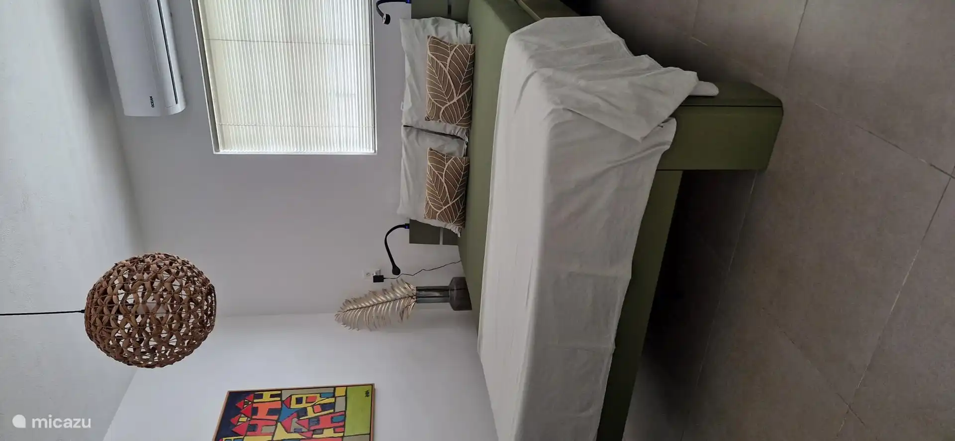 Brandneues Bett mit Emma-Matratze, Leselampen mit USB-Anschluss, Nachttische, Kleiderschrank. Dieses Schlafzimmer verfügt über eine neue Klimaanlage.