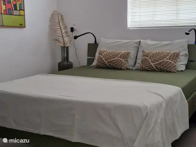 Bon Bista en Curazao, Bandabou (oeste), Barber - apartamento Cama nueva a estrenar con colchón Emma, luces de lectura con conexión USB, mesitas de noche, armario. Este dormitorio tiene un aire acondicionado nuevo.