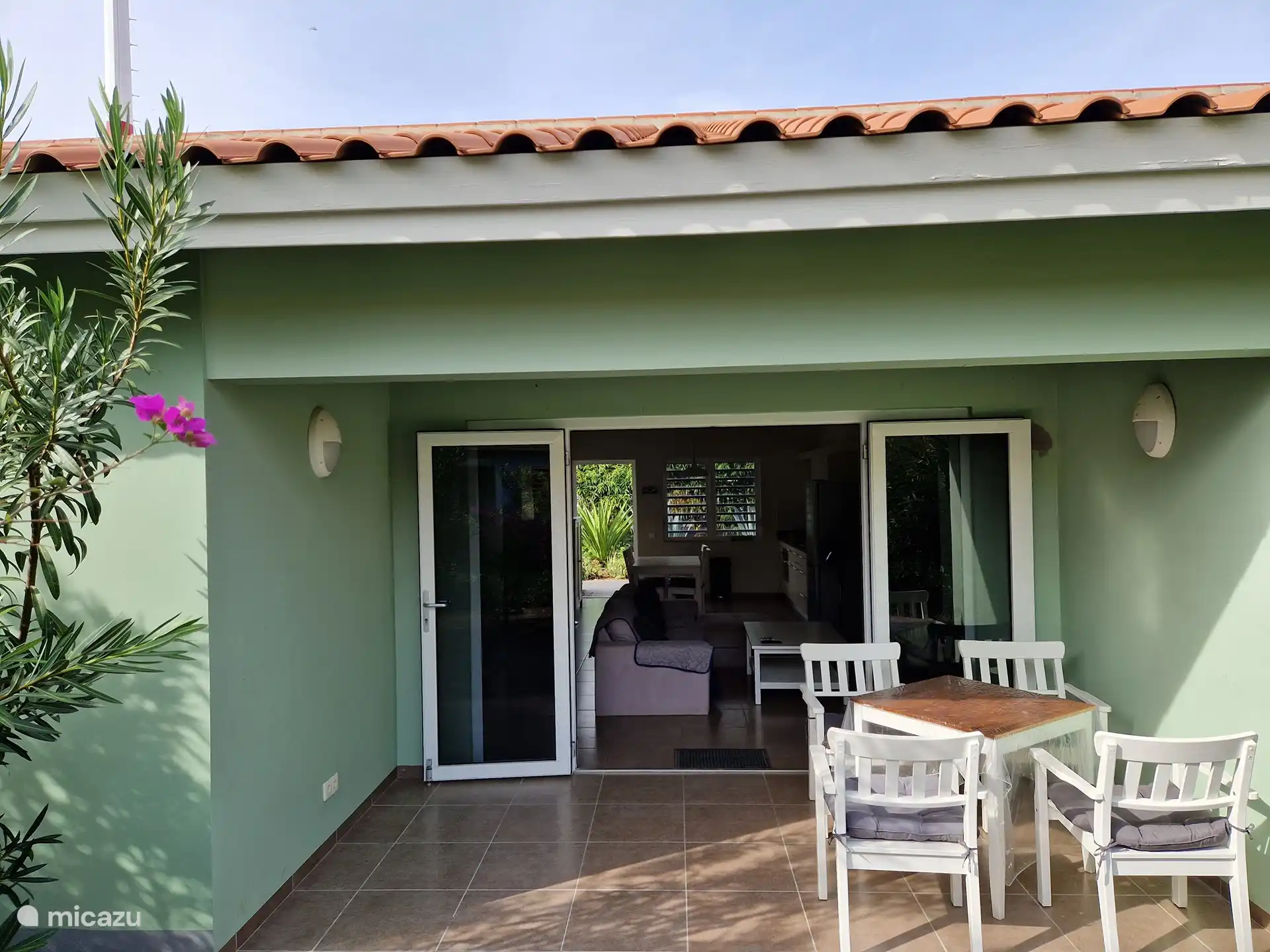 Jardin avec terrasse couverte